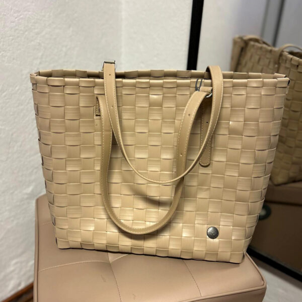 Tasche 'OLIVIA' in Beige oder Schwarz von 'Handed By' Mit Druckknopf und Einstecktasche. Maße: 40 cm breit, 31 cm hoch, 12 cm tief