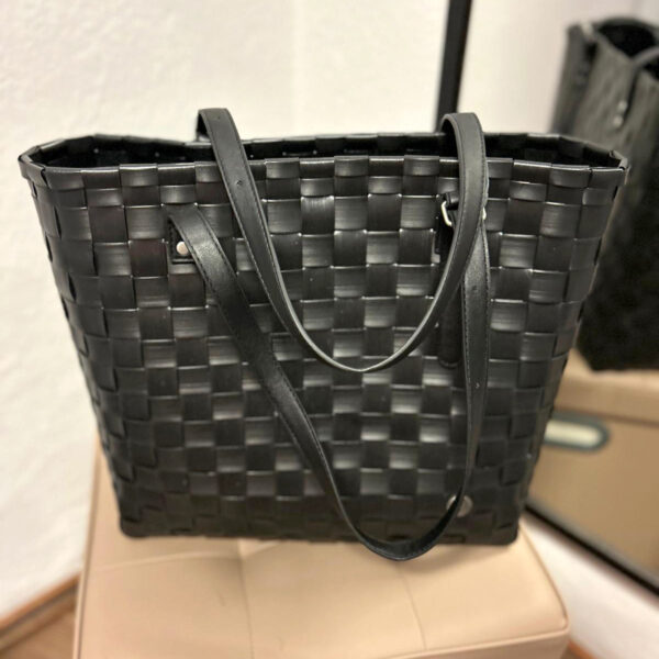 Tasche 'OLIVIA' in Beige oder Schwarz von 'Handed By' Mit Druckknopf und Einstecktasche. Maße: 40 cm breit, 31 cm hoch, 12 cm tief