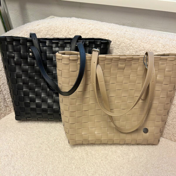 Tasche 'OLIVIA' in Beige oder Schwarz von 'Handed By' Mit Druckknopf und Einstecktasche. Maße: 40 cm breit, 31 cm hoch, 12 cm tief